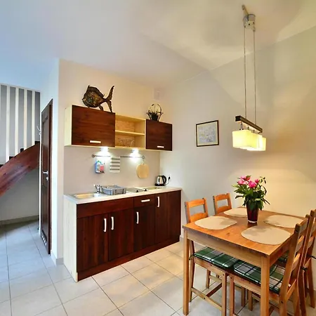2-level With 2 Bedrooms, *